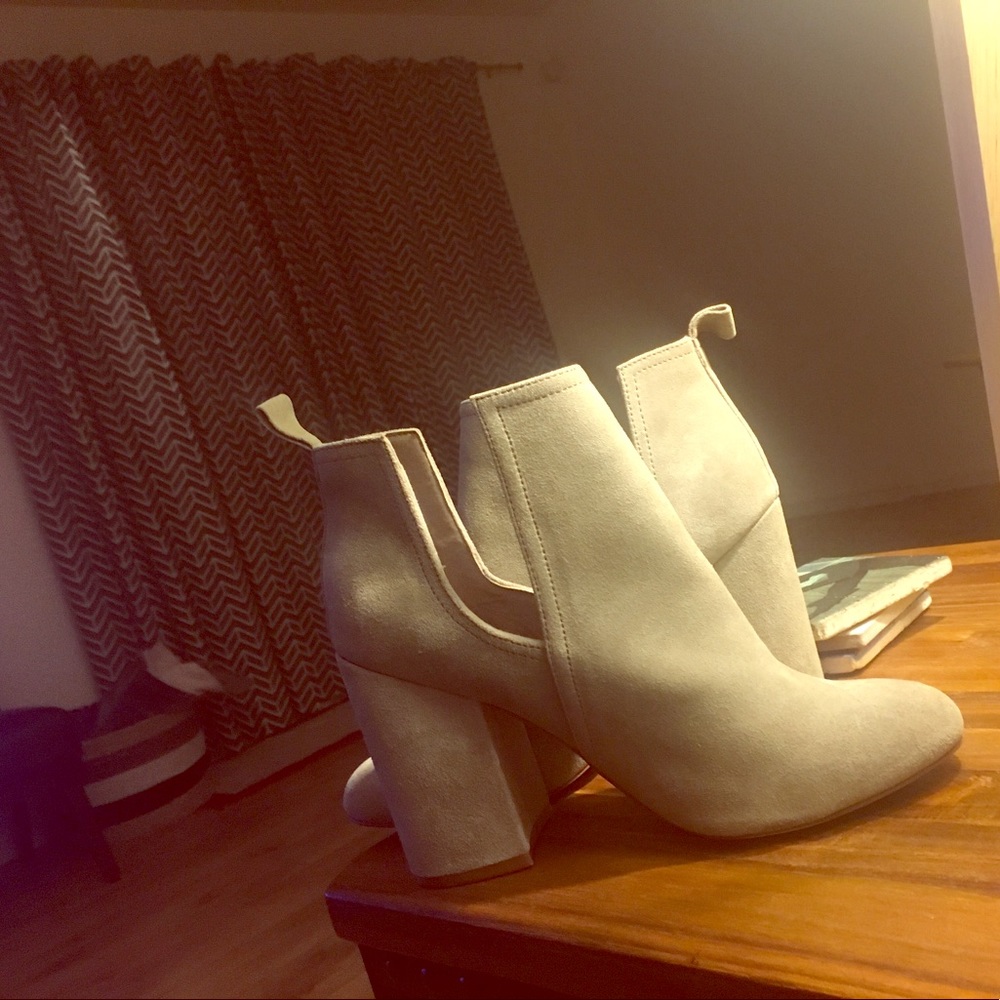 Barely worn, taupe suede Steve Madden booties.